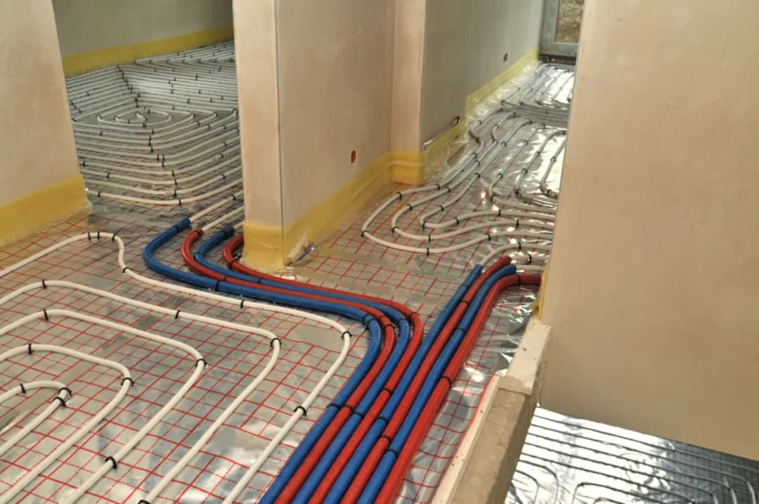 Jak działa ogrzewanie podłogowe? Zasady, korzyści i wady systemu ogrzewania podłogowego