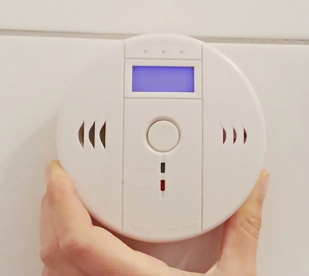 Czujnik czadu pokazuje LB – co to znaczy i jak rozwiązać ten problem?