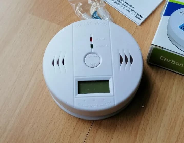 Czujnik czadu pika co jakiś czas? Sprawdź, co to oznacza i jak reagować