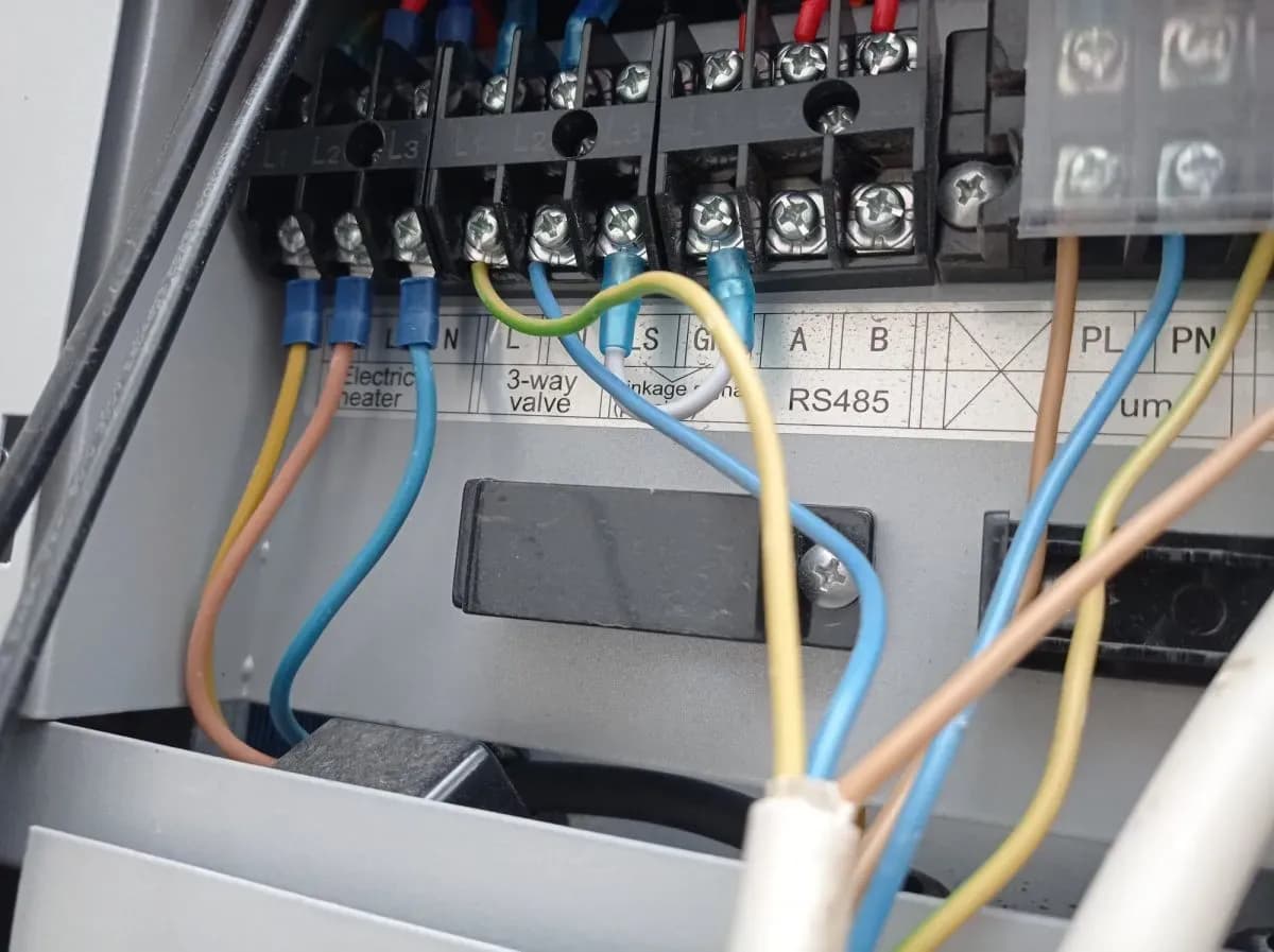 Jak podłączyć termostat do pompy ciepła - uniknij błędów w instalacji